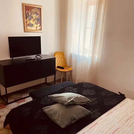 Casa Rossa - Maggiore 招待所 3*